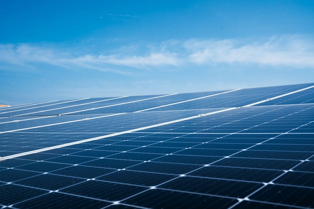 Panneaux photovoltaïques sur une toiture